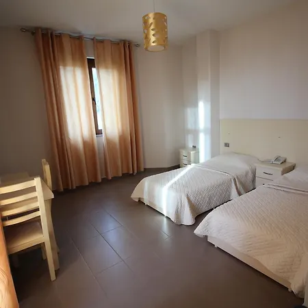 ピアッツァ Peshkopi